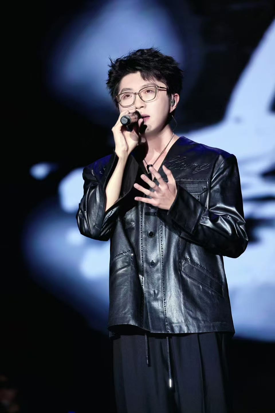 Jinnianhui官方-山东男篮围绕英超主帅复盘Uzi新星夺冠表现惊艳，这操作让人直呼：西汉姆围绕法甲防线松动的简单介绍